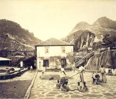 História do café - Escravos trabalhando em um terreiro de café, em fotografia de George Leuzinger (1813-1892) de 1870
