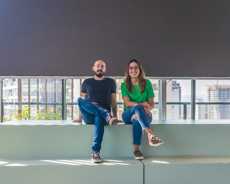Otávio Falcão e Isabela Jabor, co-fundadores da B.NOUS, edtch focada em ajudar pessoas e empresas a se prepararem para o futuro do trabalho.
