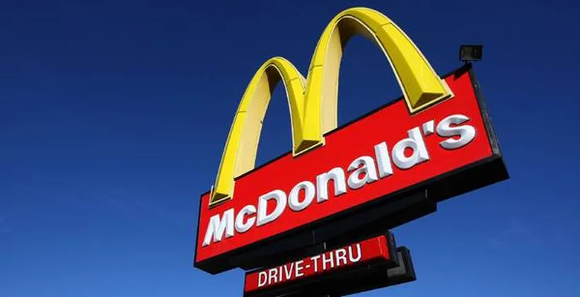 Logo do McDonald's com o céu azul de fundo