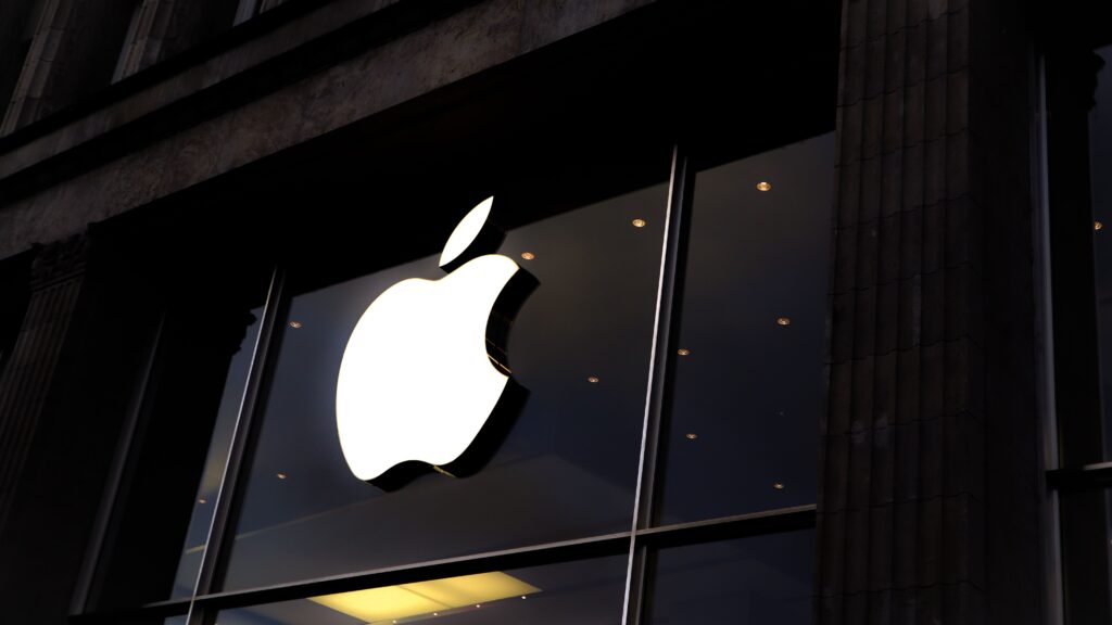 Logo branca da Apple estampada na fachada de uma das suas lojas