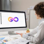 Designer criando logotipo usando a psicologia das cores