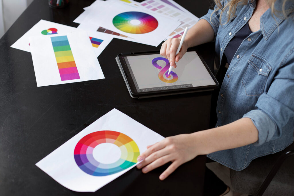 Designer escolhendo paleta de cores para criação de logotipo.