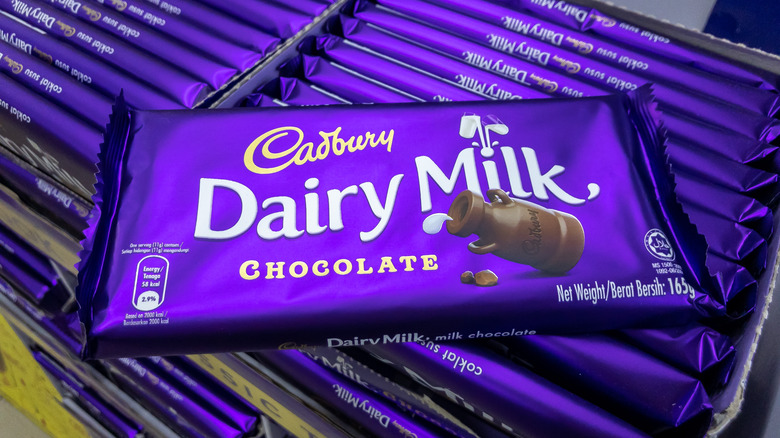 Embalagem roxa do chocolate Dairy Milk da Cadbury